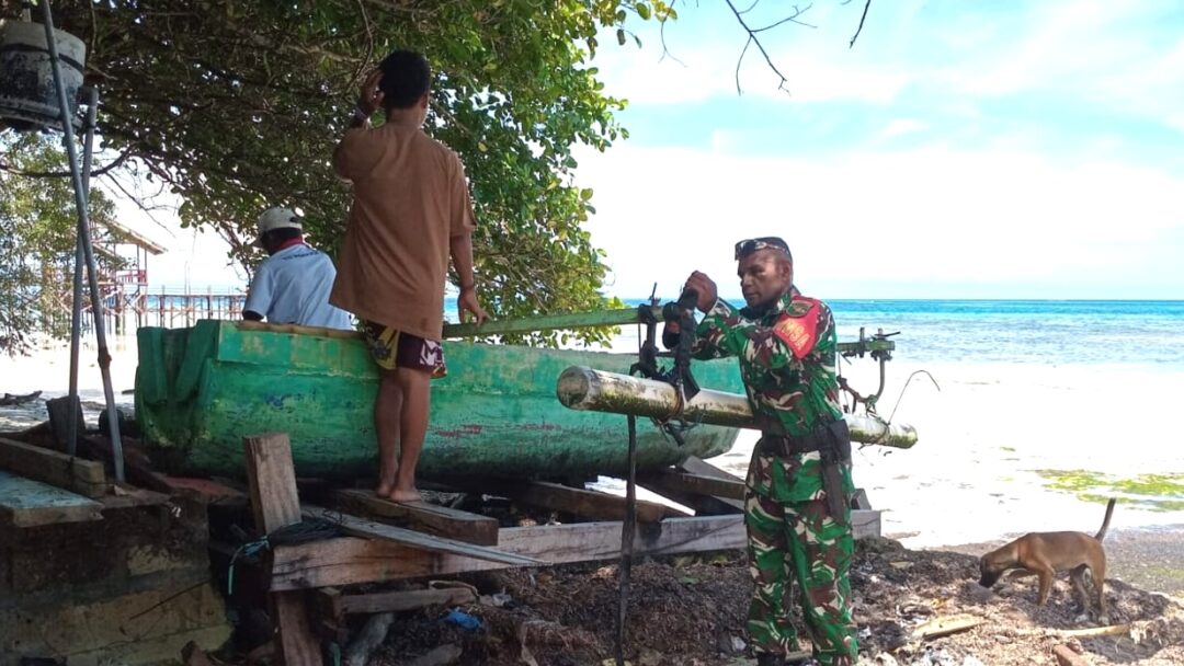 Babinsa Biak Kota Jadi Pelopor Bantu Perbaiki Perahu Rusak Milik Warga Sorido