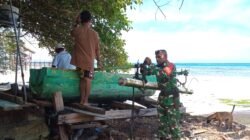 Babinsa Biak Kota Jadi Pelopor Bantu Perbaiki Perahu Rusak Milik Warga Sorido