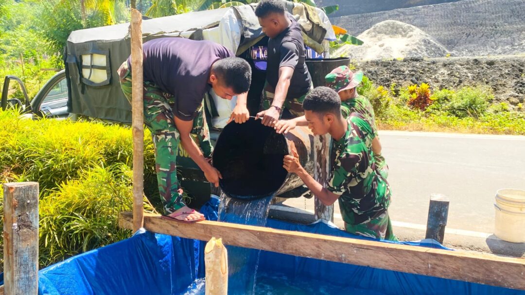 Satgas TMMD Ke-128 Kodim 1708/BN Rela Angkut Air Demi Pembangunan Rumah Warga