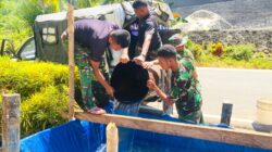 Satgas TMMD Ke-128 Kodim 1708/BN Rela Angkut Air Demi Pembangunan Rumah Warga