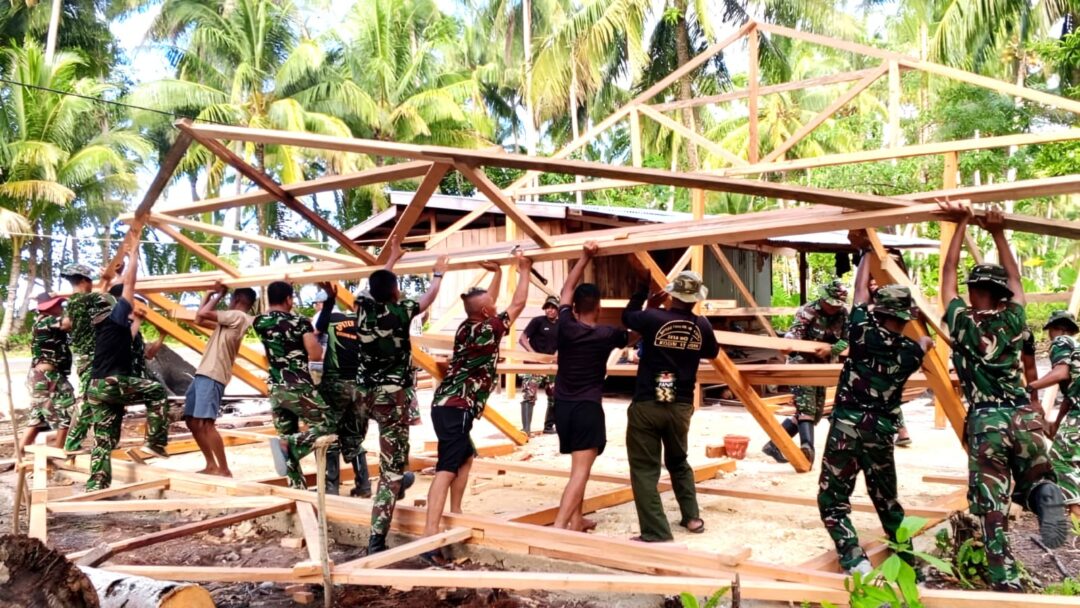 Progres Meningkat, Rangka Tiang Rumah TMMD di Sansundi Mulai Terpasang