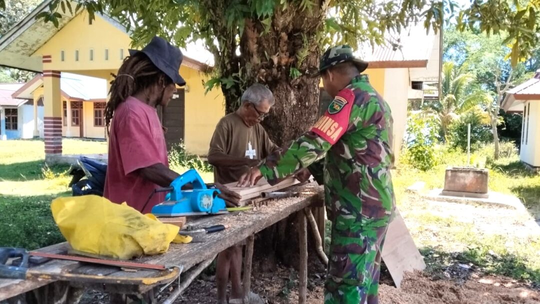 Babinsa Supiori Utara Bantu Pembuatan Mal Tiang Pagar SD Kpudori