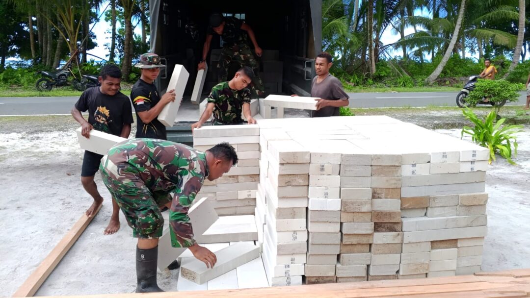 Dua Jam Perjalanan, Satgas TMMD Kodim 1708/BN Terus Suplai Material ke Lokasi Sasaran