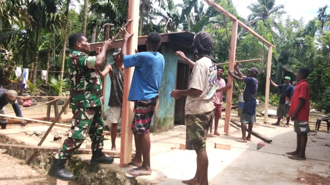 Babinsa Biak Utara Hadir Bantu Pembangunan Rumah Warga di Nermnu