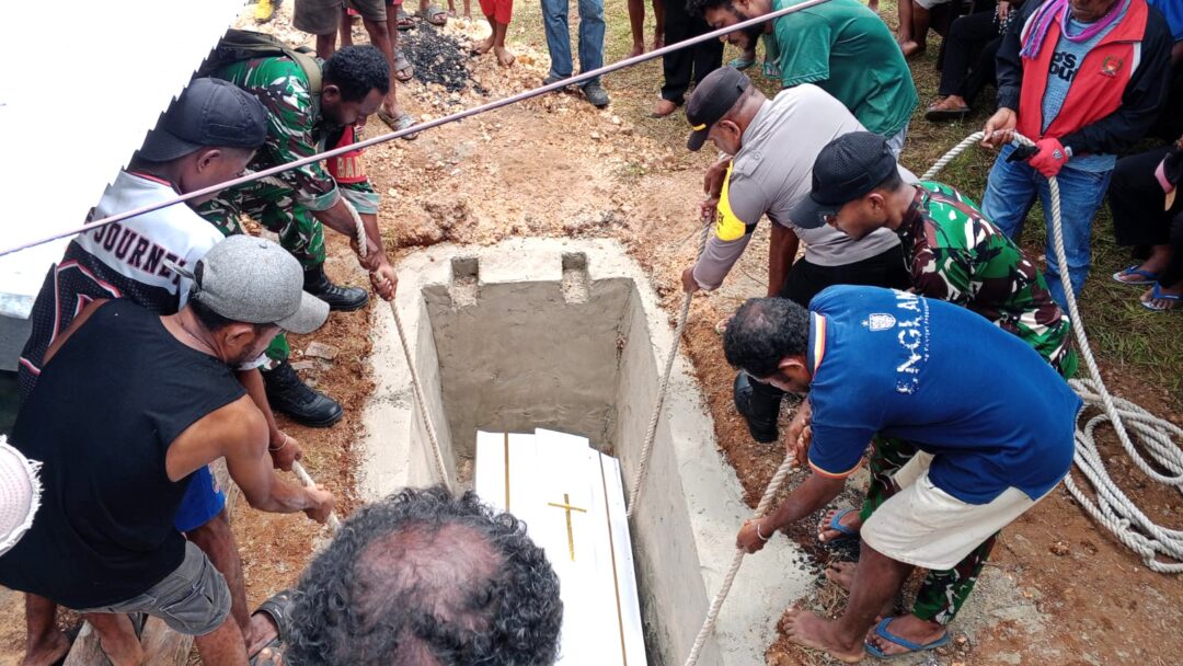 Satgas TMMD Kodim 1708/BN Ringankan Bebas Warga Lewat Bantuan Pemakaman