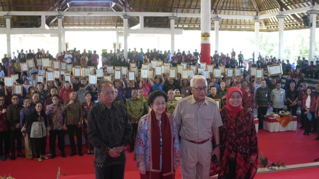 Menkum RI Serahkan Sertifikat KIK Kesenian Jegog Jembrana