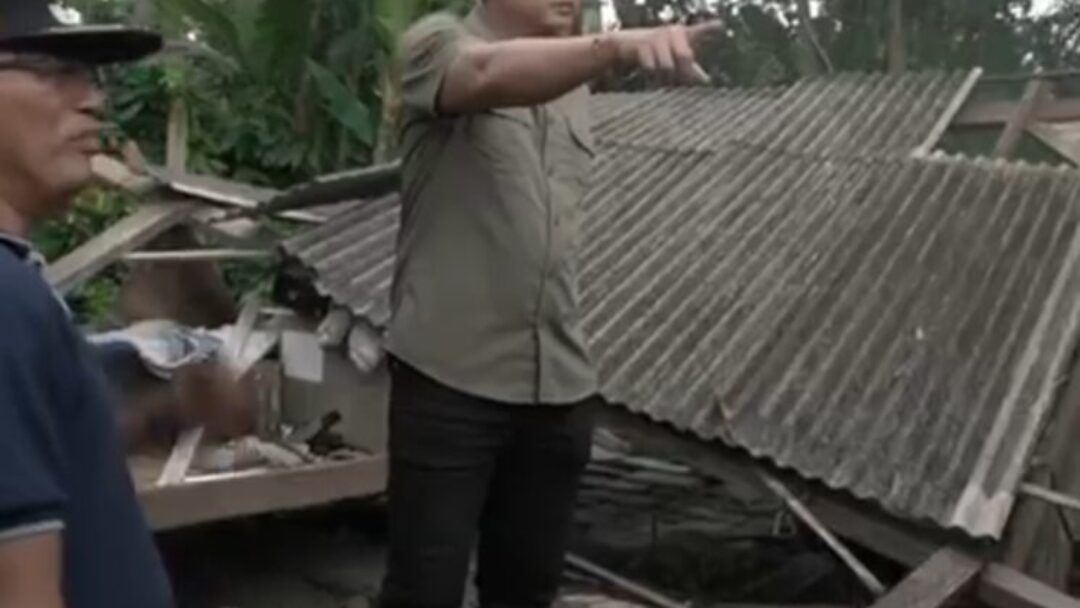 Bupati Jembrana Tinjau Rumah Warga Roboh Di Pergung, Pastikan Bantuan Dan Usulan Bedah Rumah