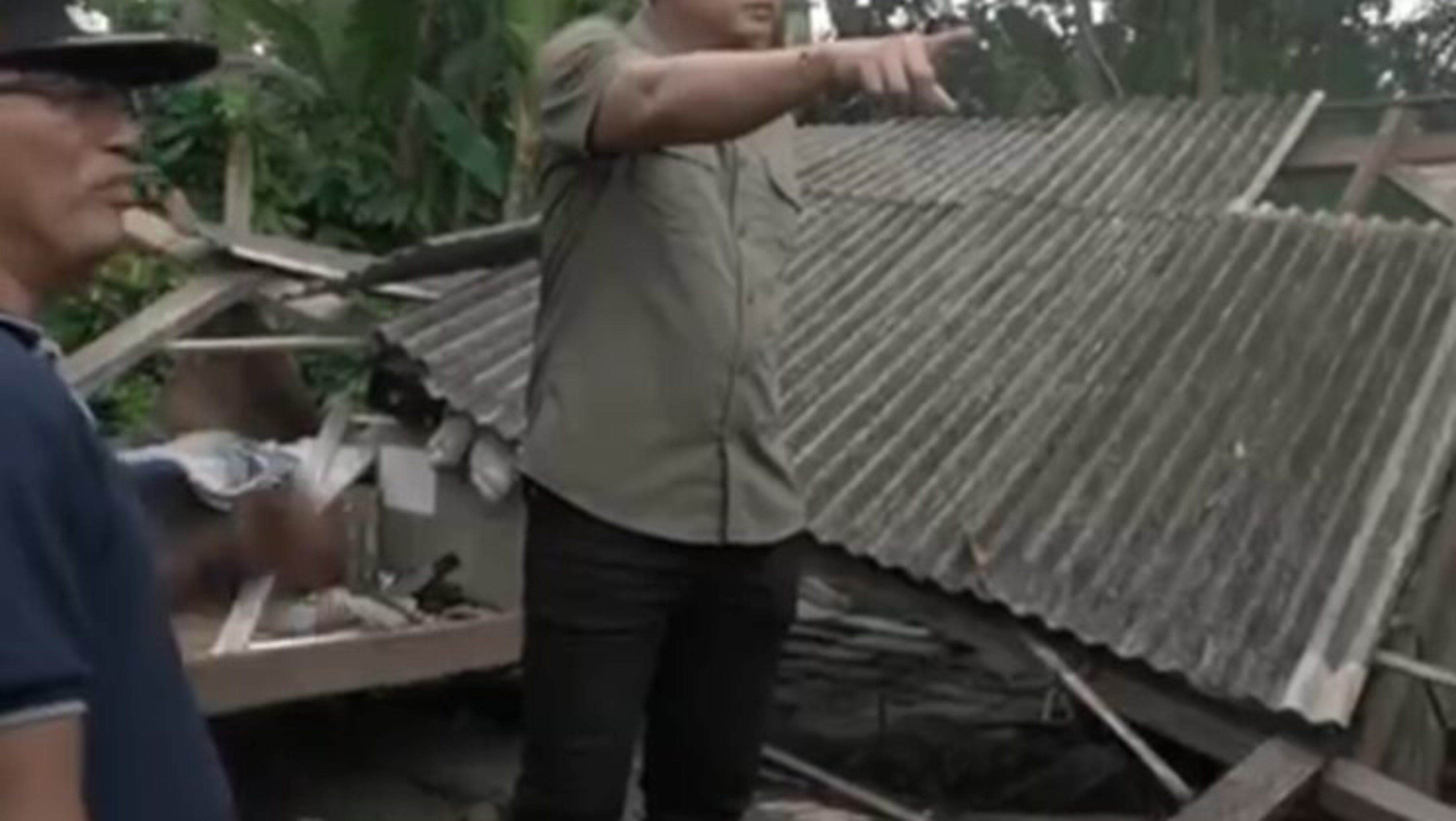 Bupati Jembrana Tinjau Rumah Warga Roboh Di Pergung, Pastikan Bantuan Dan Usulan Bedah Rumah