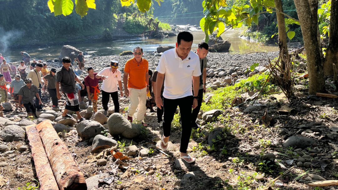 Semangat Gotong Royong Tinggi, Bupati Kembang Puji Kebersamaan Warga Dan TNI Bangun Jembatan Garuda