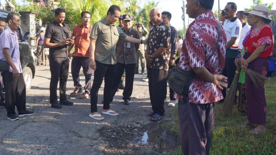 Tinjau Dua Ruas Jalan Rusak Di Desa Baluk, Bupati Pastikan Segera Di Hotmix