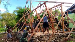 Kompak dan Penuh Semangat, Satgas TMMD Pasang Rangka Tiang Rumah Warga di Sansundi