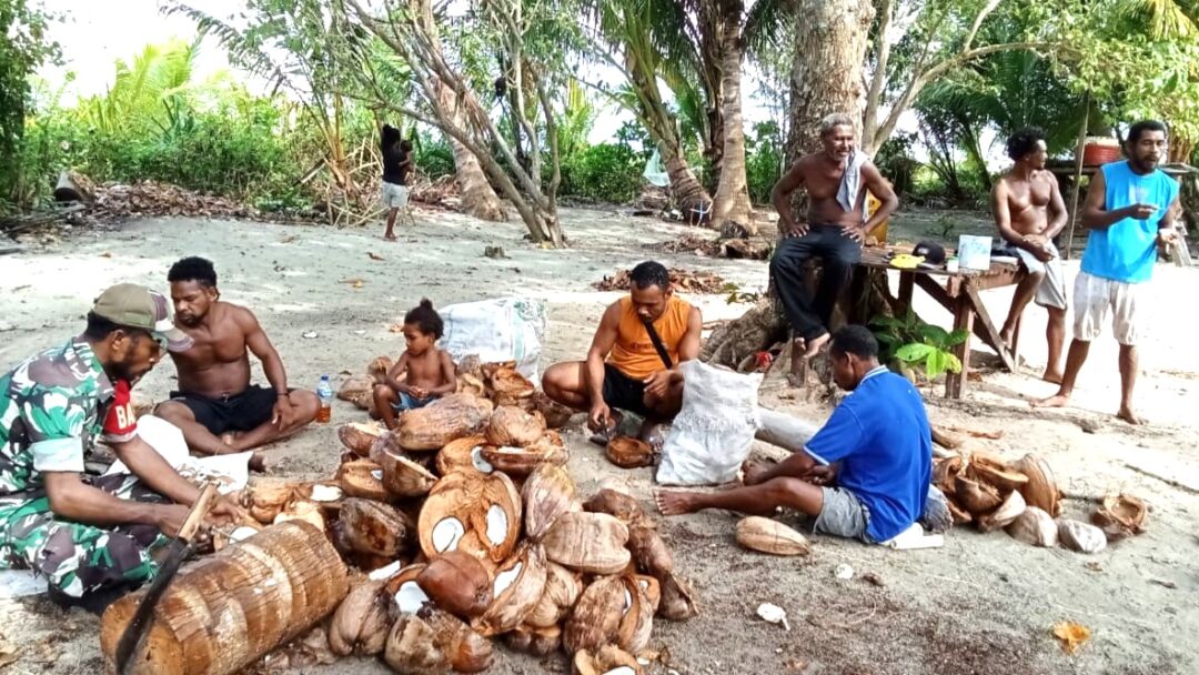 Babinsa Supiori Utara Pererat Kebersamaan Lewat Pembuatan Kopra