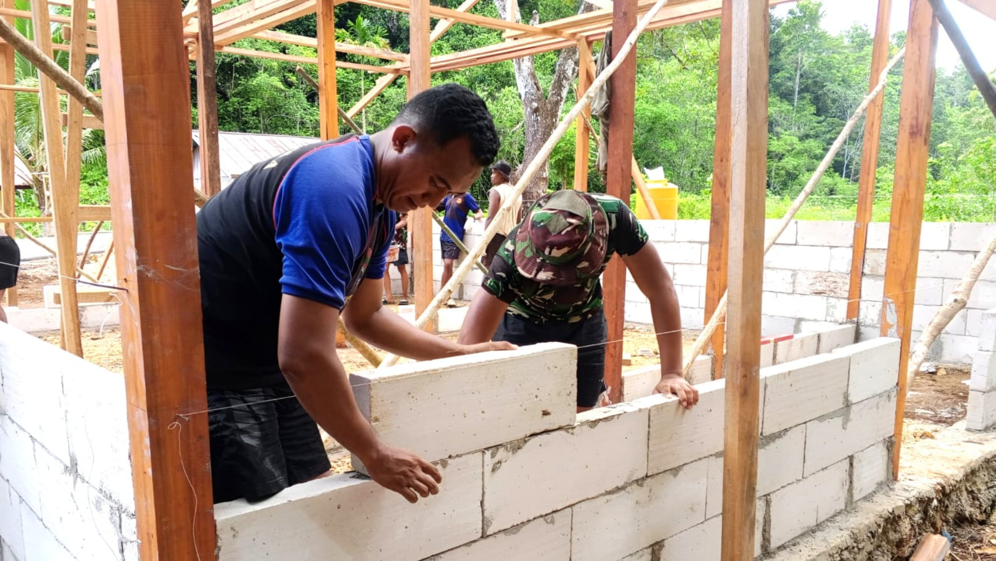Kejar Target dan Kualitas, Satgas TMMD Ke-128 Kodim 1708/BN Bangun Rumah di Sansundi
