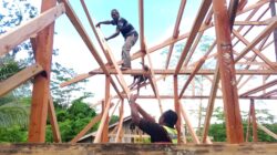 Masuk Tahap Rangka Atap, Pembangunan Rumah Warga Sansundi Terus Dikebut Satgas TMMD