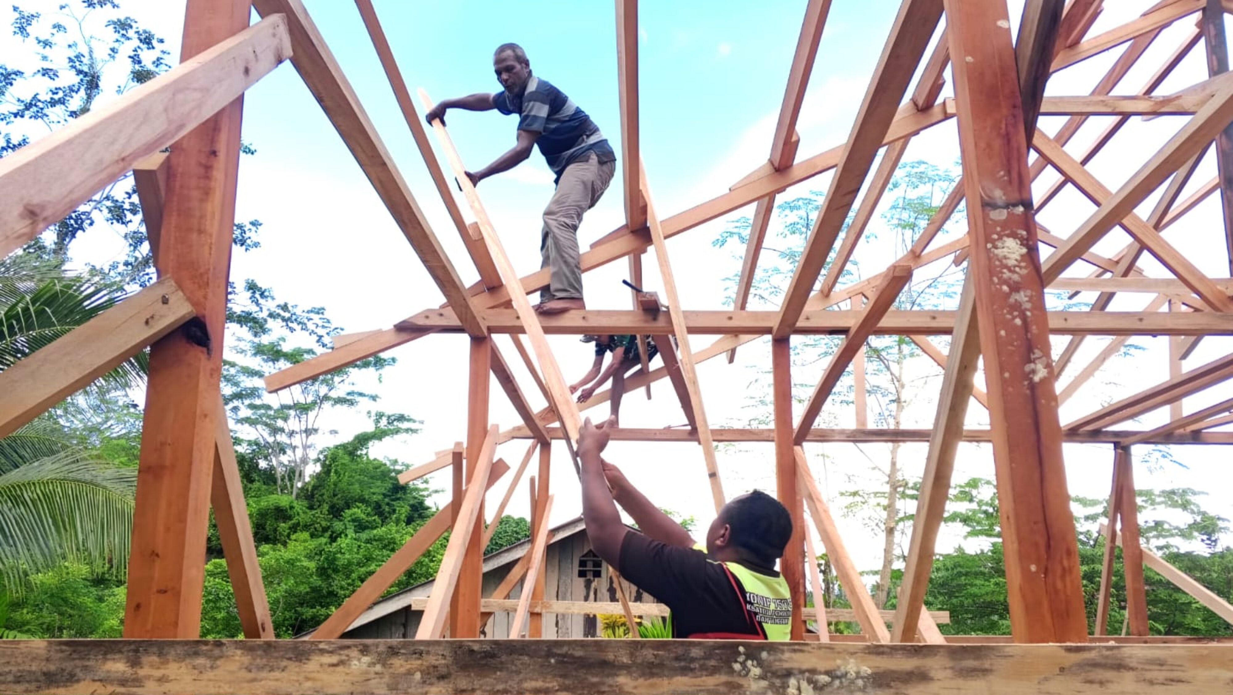 Masuk Tahap Rangka Atap, Pembangunan Rumah Warga Sansundi Terus Dikebut Satgas TMMD