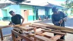 Gunakan Kayu Besi, Satgas TMMD Pastikan Pintu Rumah Warga Kuat dan Tahan Lama