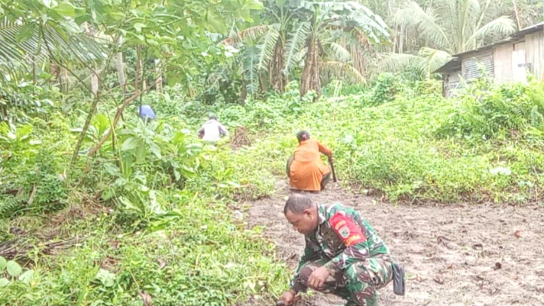 Aksi Babinsa Supiori Utara Bersihkan Lingkungan Kampung