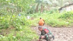 Aksi Babinsa Supiori Utara Bersihkan Lingkungan Kampung