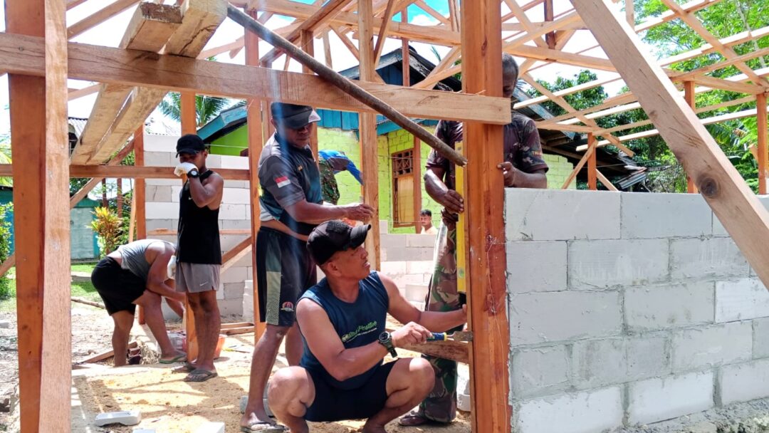 Pembangunan Rumah Warga Sansundi Dikebut, Satgas TMMD Kodim 1708/BN Pastikan Kusen Terpasang Presisi