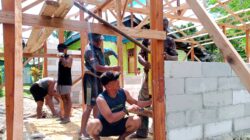 Pembangunan Rumah Warga Sansundi Dikebut, Satgas TMMD Kodim 1708/BN Pastikan Kusen Terpasang Presisi