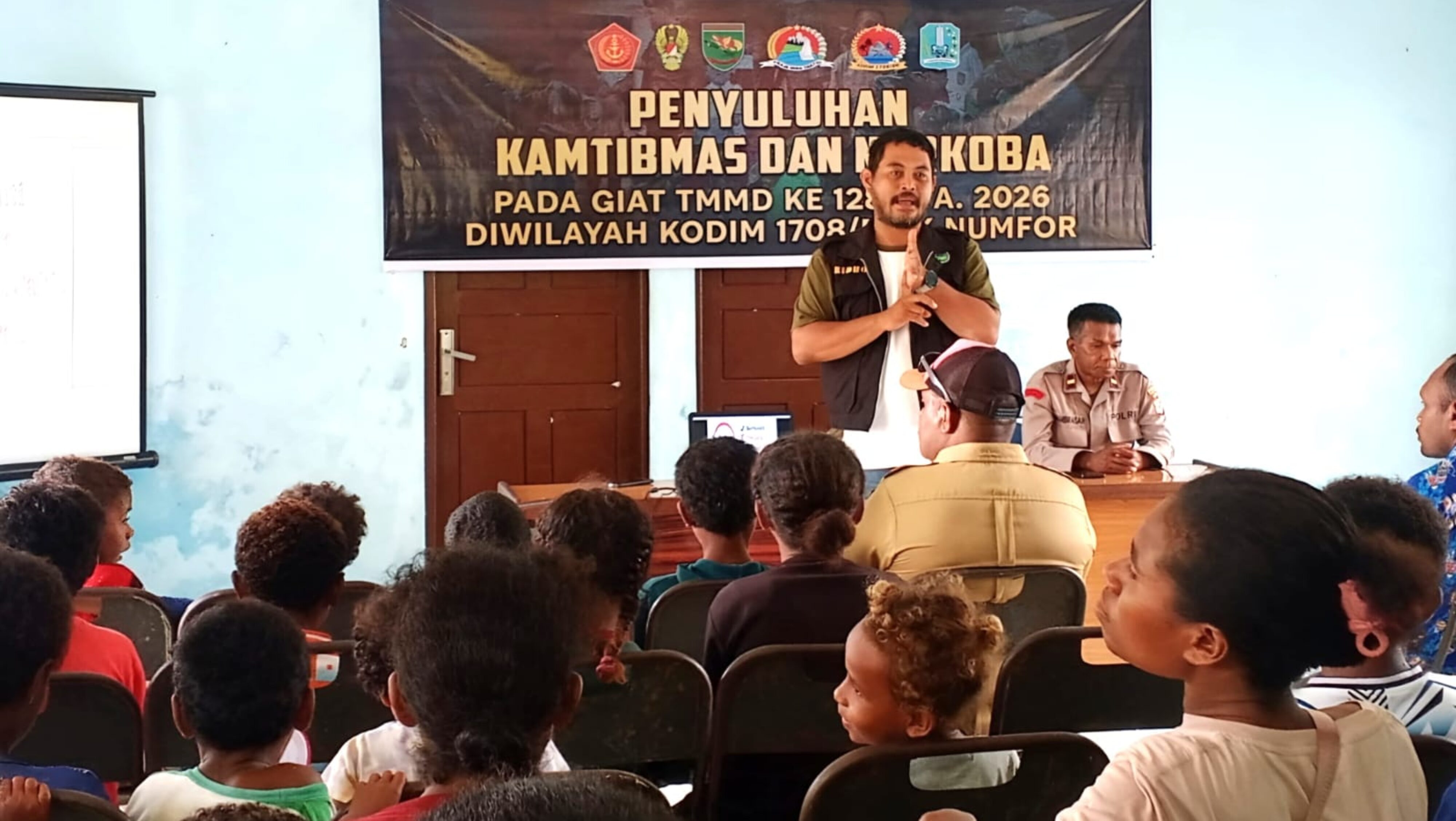 Satgas TMMD Kodim 1708/BN Tingkatkan Kesadaran Warga Melalui Penyuluhan Kamtibmas dan Narkoba