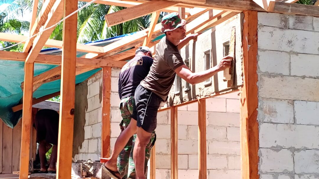 Satgas TMMD 128 Kodim 1708/BN Percepat Pembangunan, Rumah Warga Masuk Tahap Plester
