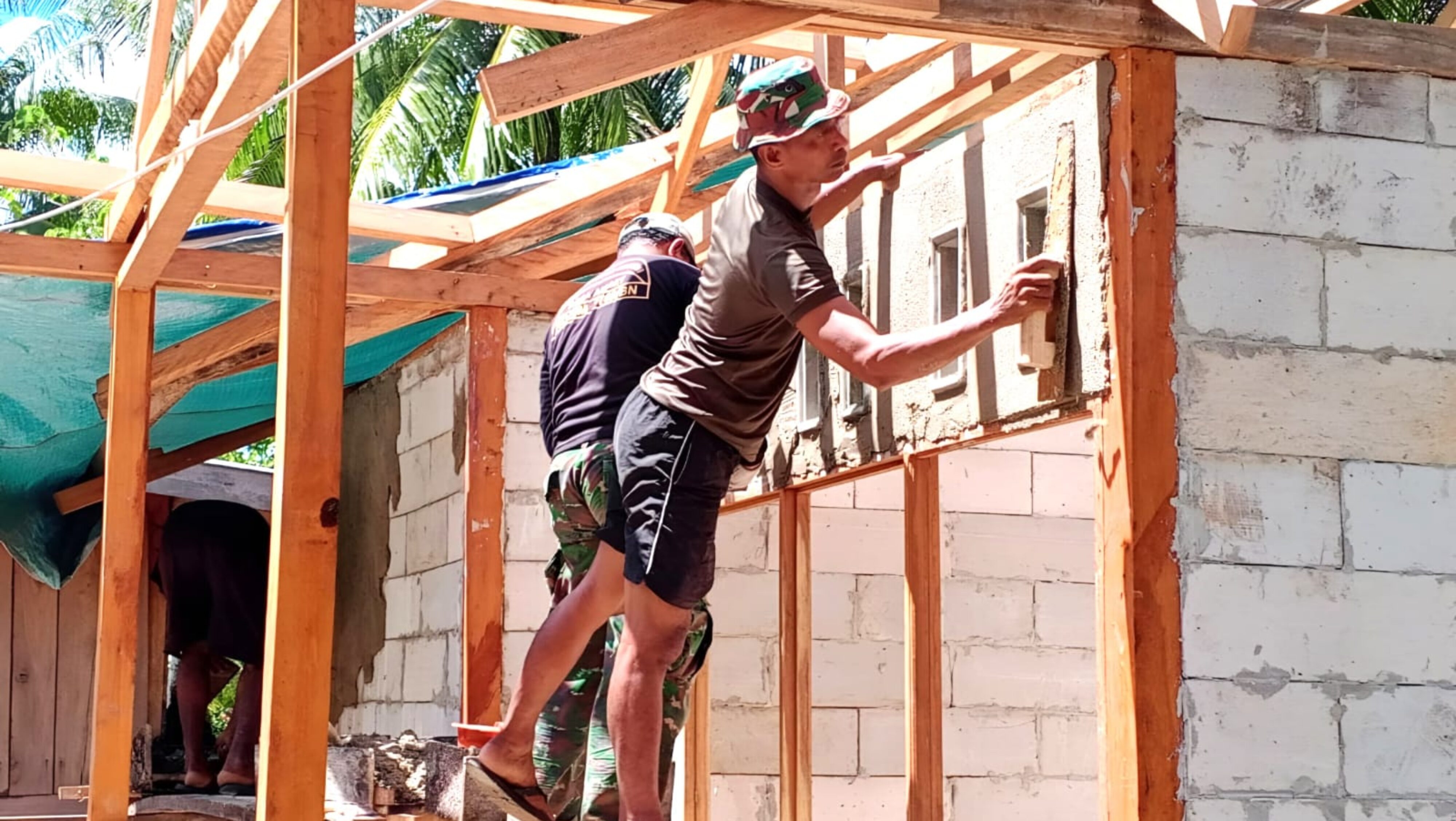 Satgas TMMD 128 Kodim 1708/BN Percepat Pembangunan, Rumah Warga Masuk Tahap Plester