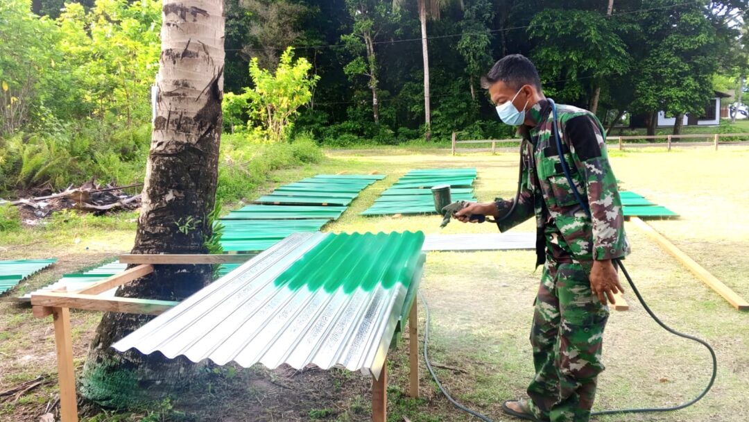 Atap Seng Dicat Hijau, Satgas TMMD 128 Percepat Pembangunan di Kampung Sansundi