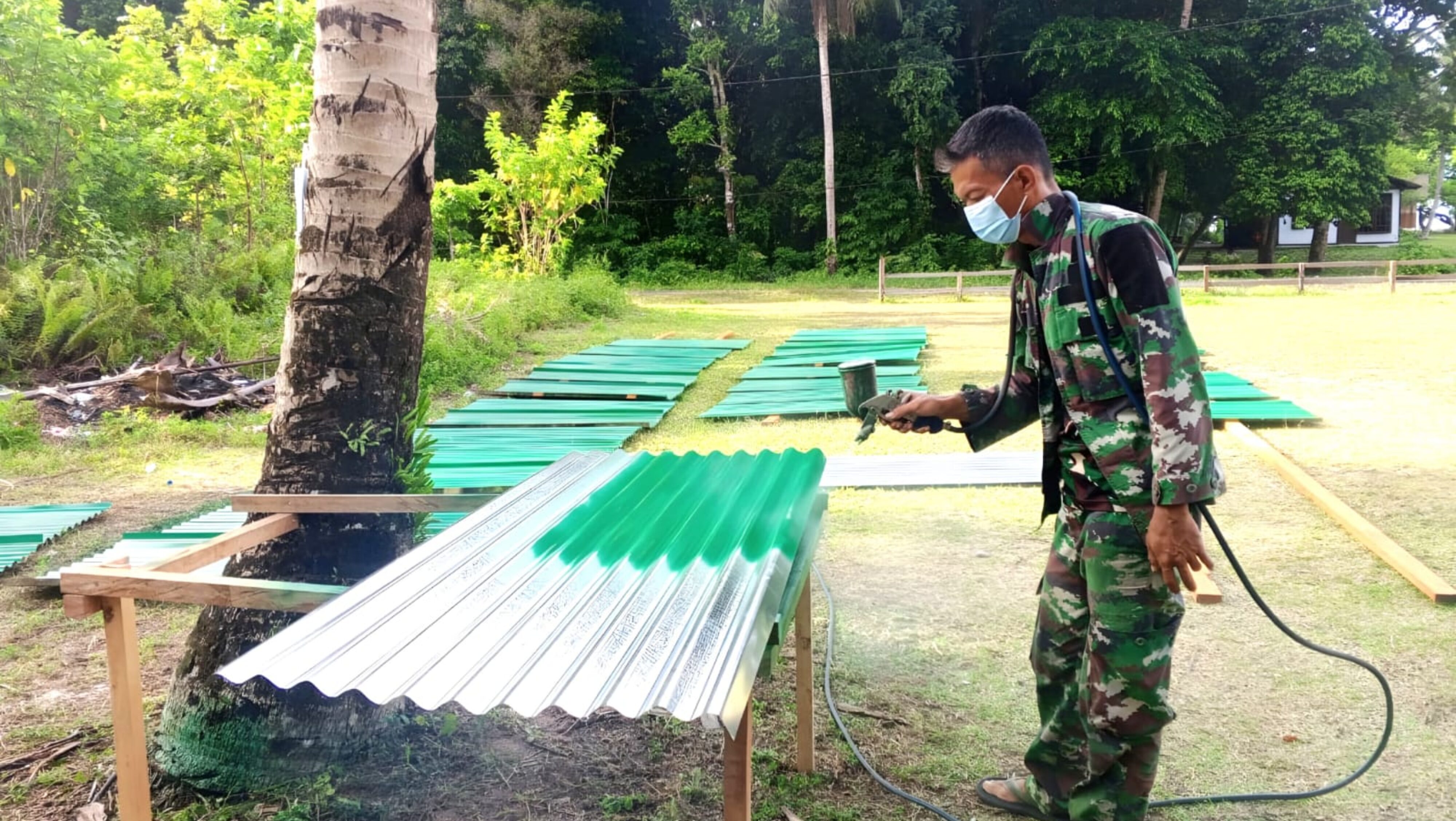 Atap Seng Dicat Hijau, Satgas TMMD 128 Percepat Pembangunan di Kampung Sansundi