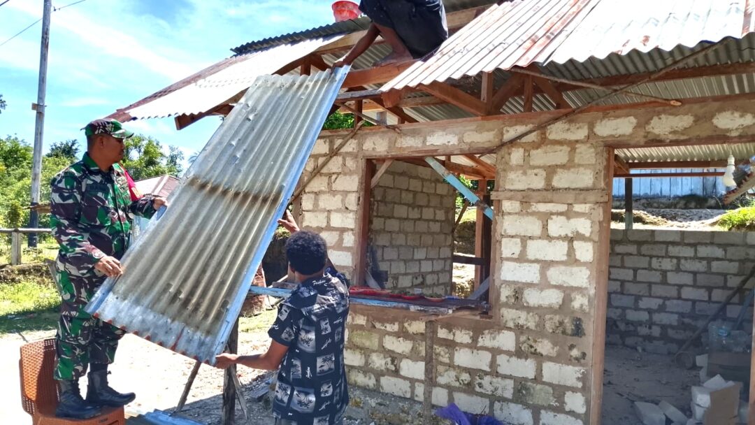 Babinsa Biak Barat Dorong Usaha Warga Lewat Pembangunan Kios