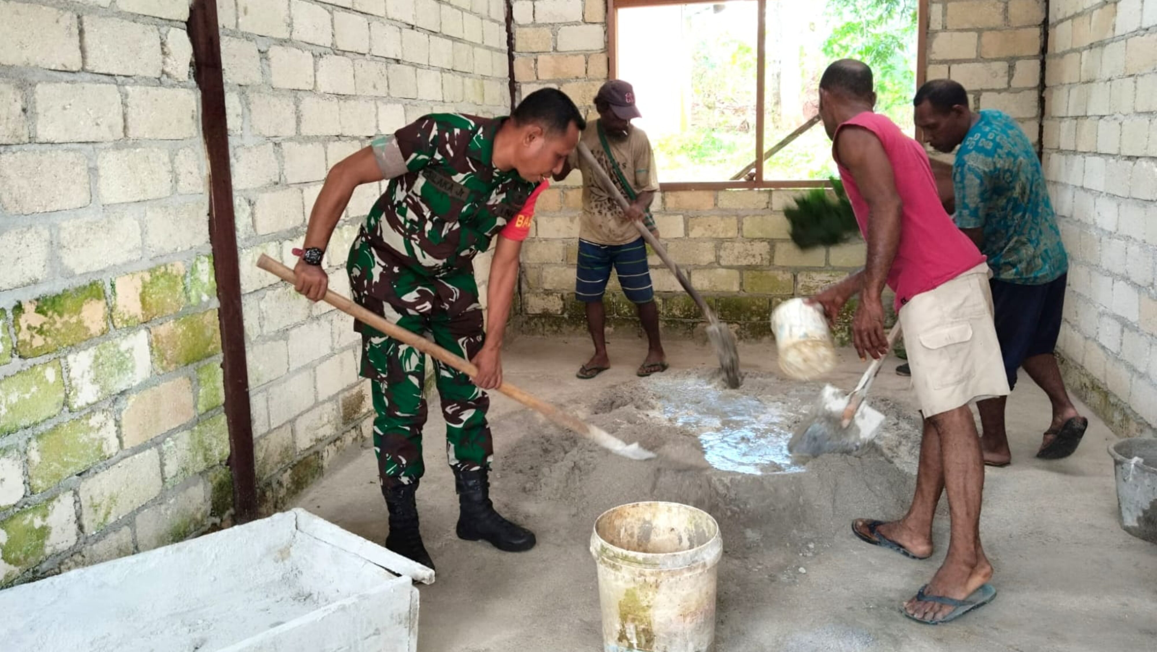 Turun Tangan Bersama Warga, Babinsa Biak Timur Bantu Pembangunan Sekolah Minggu