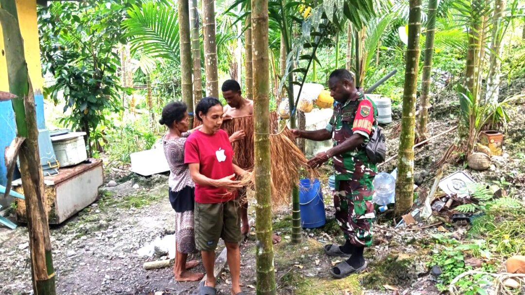 Babinsa Biak Timur Komsos dan Tinjau Pakaian Adat Daun Sagu