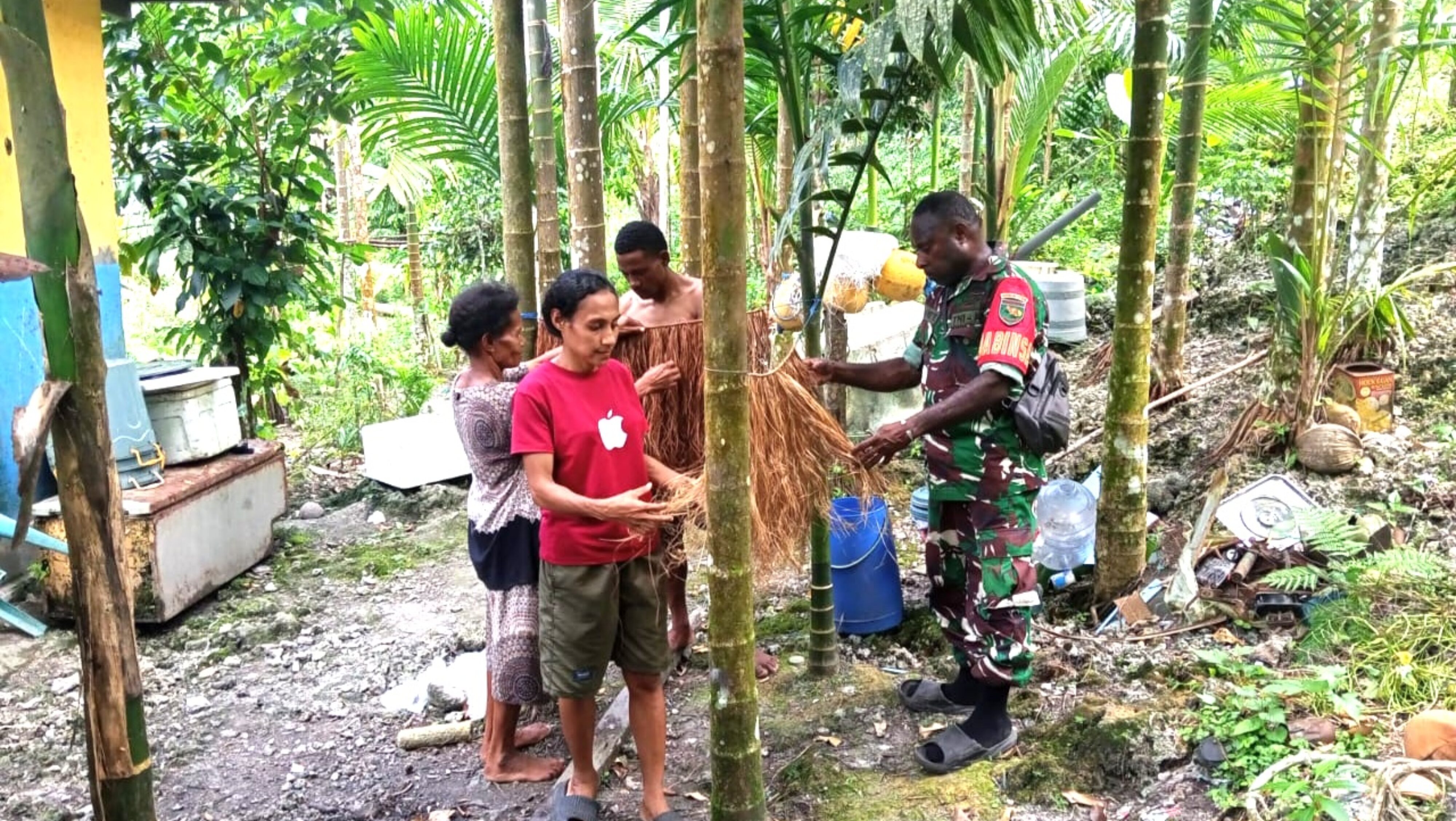Babinsa Biak Timur Komsos dan Tinjau Pakaian Adat Daun Sagu