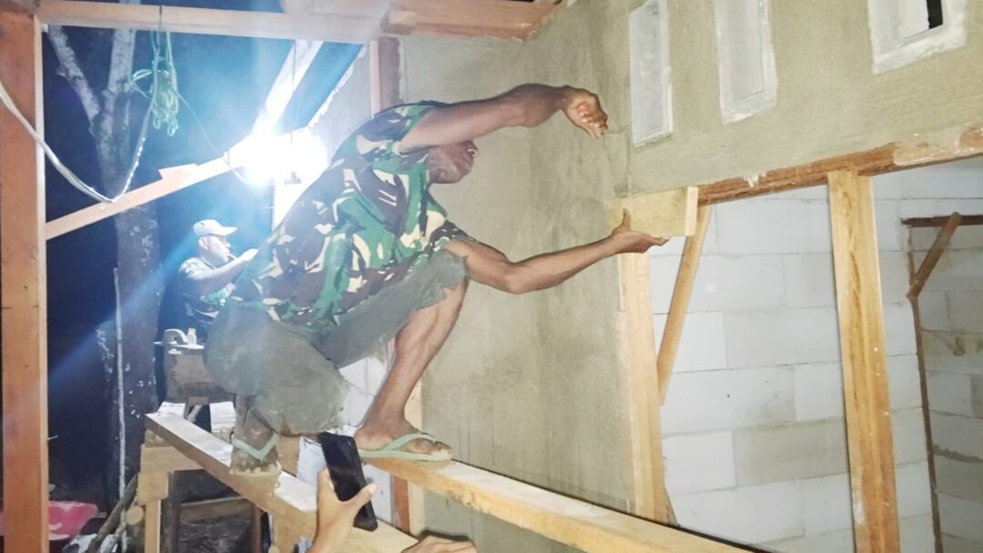 Satgas TMMD 128 Kodim 1708/BN Lembur Malam Demi Percepat Pembangunan Rumah Warga