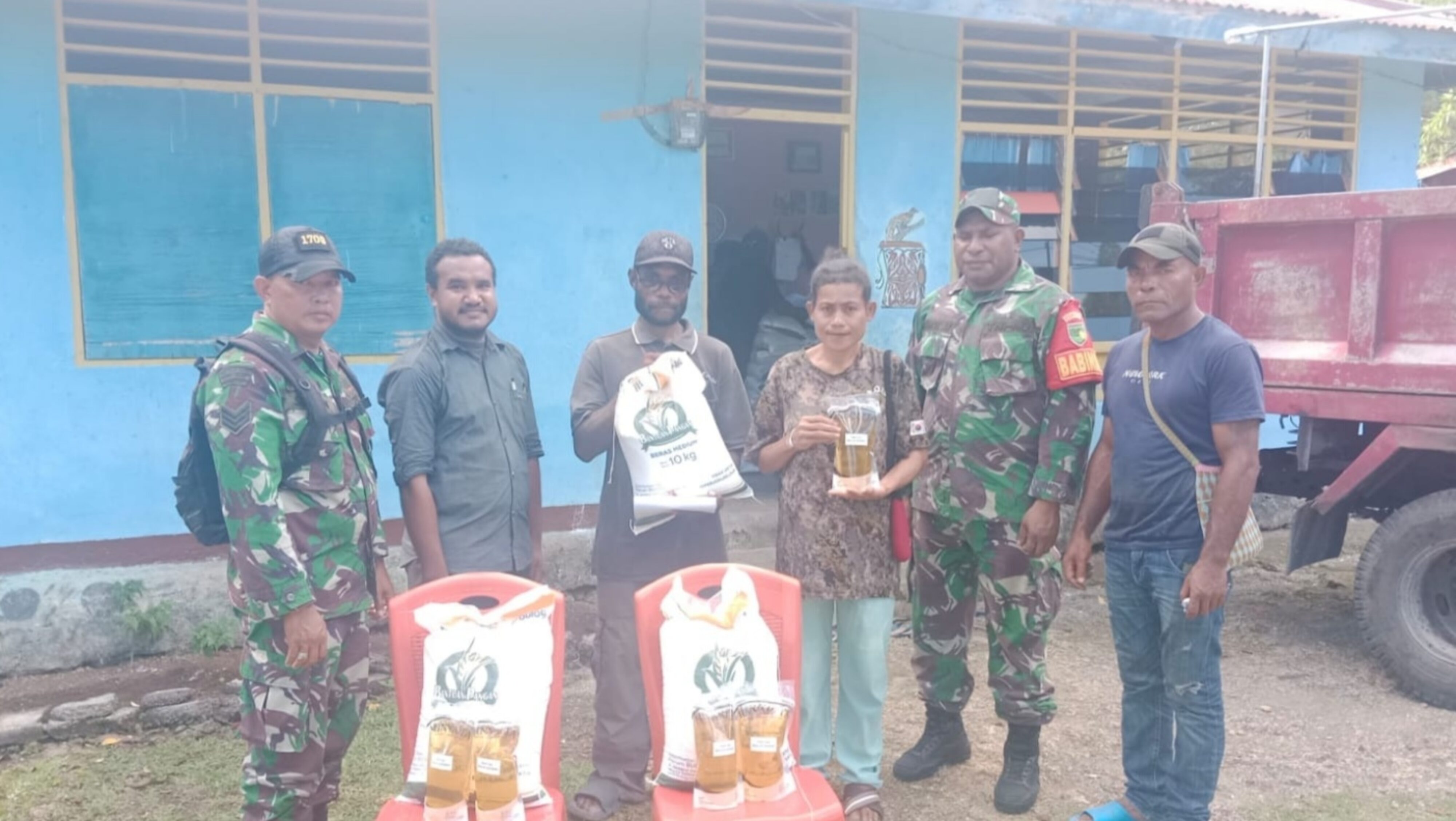 Babinsa Biak Kota Dampingi Penyaluran Beras Bantuan Bulog di Distrik Yendidori