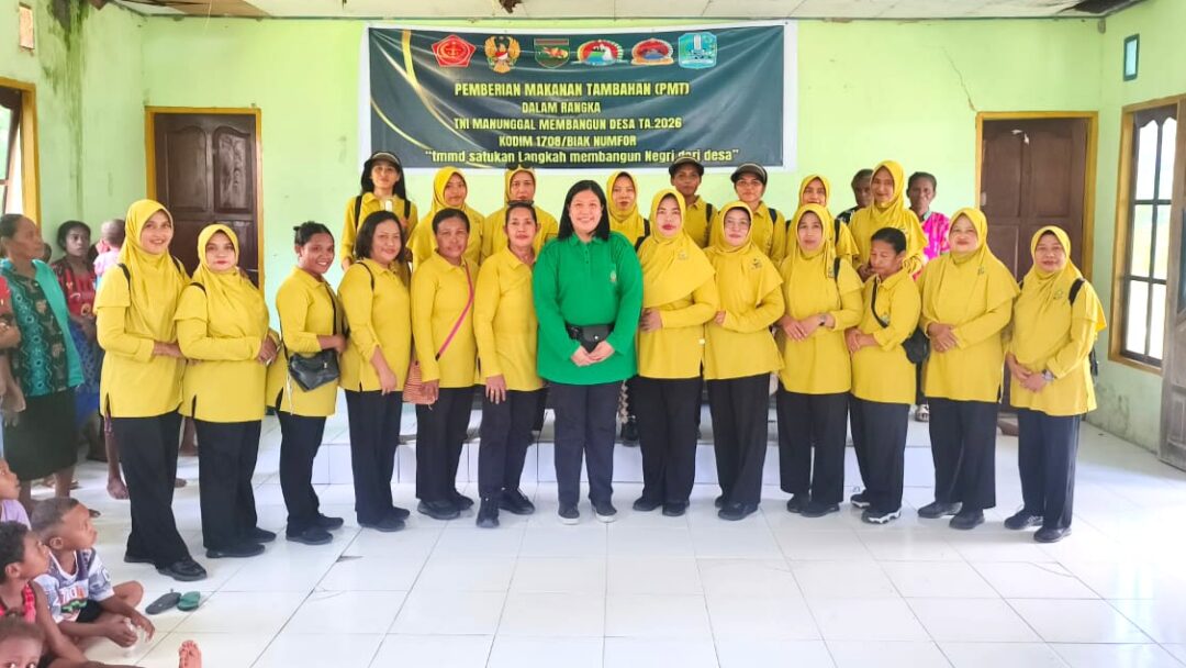 Wujud Kepedulian TMMD 128, Kodim 1708/BN Bersama Persit Salurkan PMT di Wandos