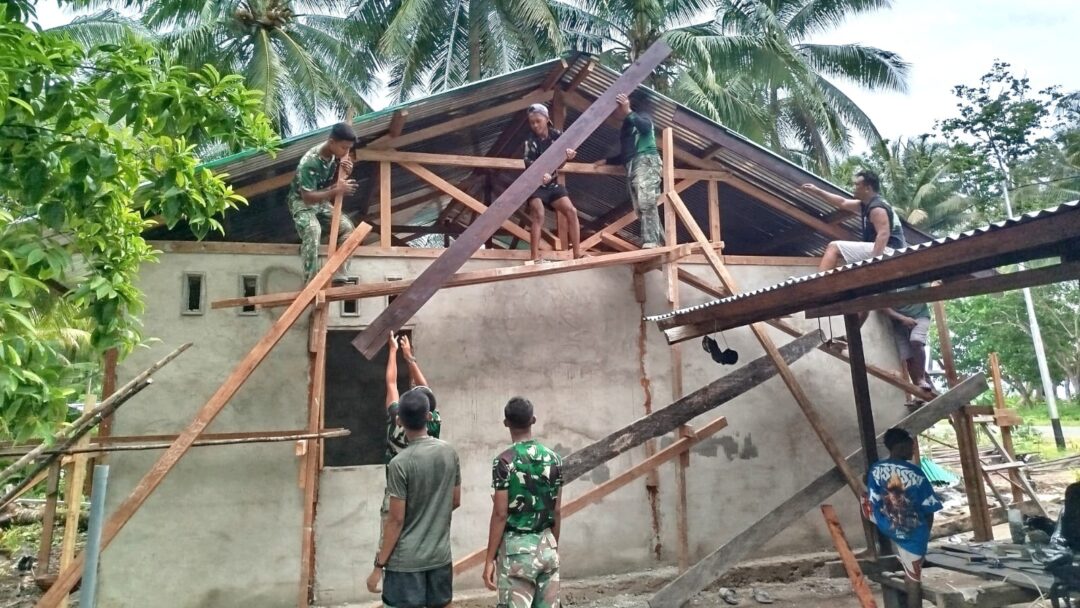 Satgas TMMD 128 Kodim 1708/BN Bersama Warga Pasang Lisplang Rumah