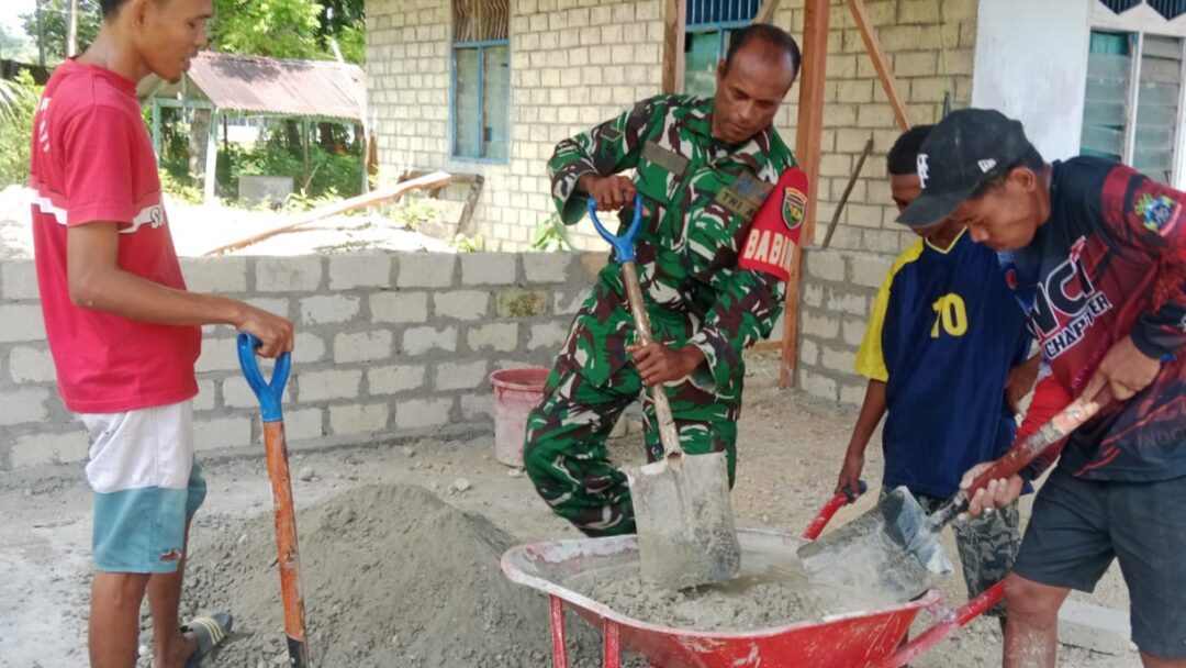 Babinsa Numfor Timur Gotong-Royong Bantu Warga Bangun Teras Rumah