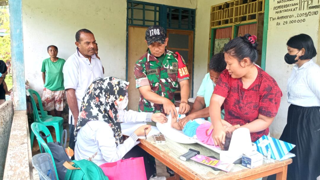 Babinsa Numfor Dampingi Nakes Gelar Posyandu Balita di Pyefuri