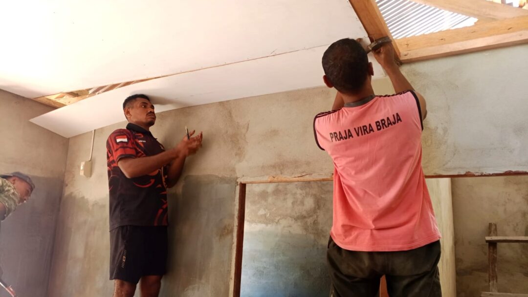 Penuh Semangat Gotong-Royong, Satgas TMMD Kebut Pembangunan Rumah Warga