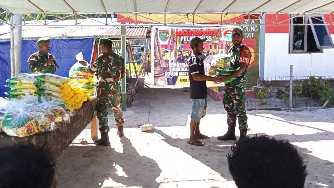 Babinsa Supiori Utara Dampingi Penyaluran Bansos Danrem di Pulau Mapia