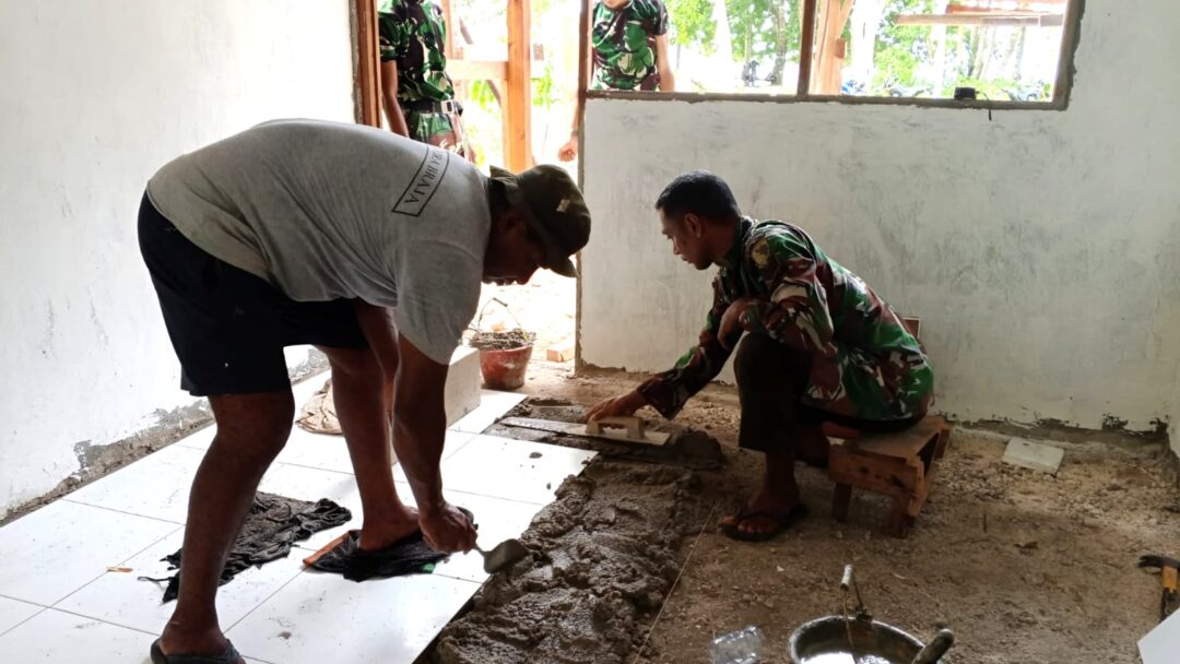 Satgas TMMD Kodim 1708/BN Kebut Pembangunan Rumah Warga Keramik Lantai Mulai Dipasang