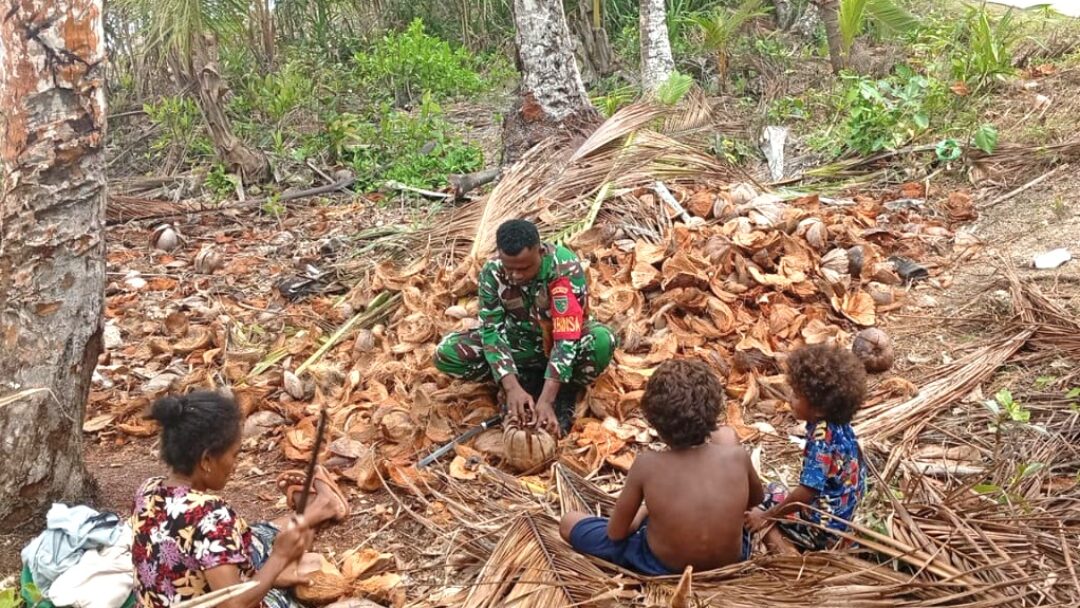 Babinsa Warsa Bantu Warga Kupas Kelapa Tua untuk Tambah Penghasilan
