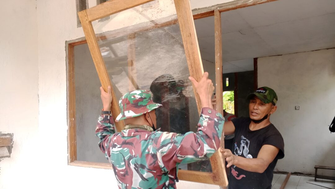 Satgas TMMD Kodim 1708/BN Genjot Pembangunan Rumah Warga Tahap Pemasangan Jendela