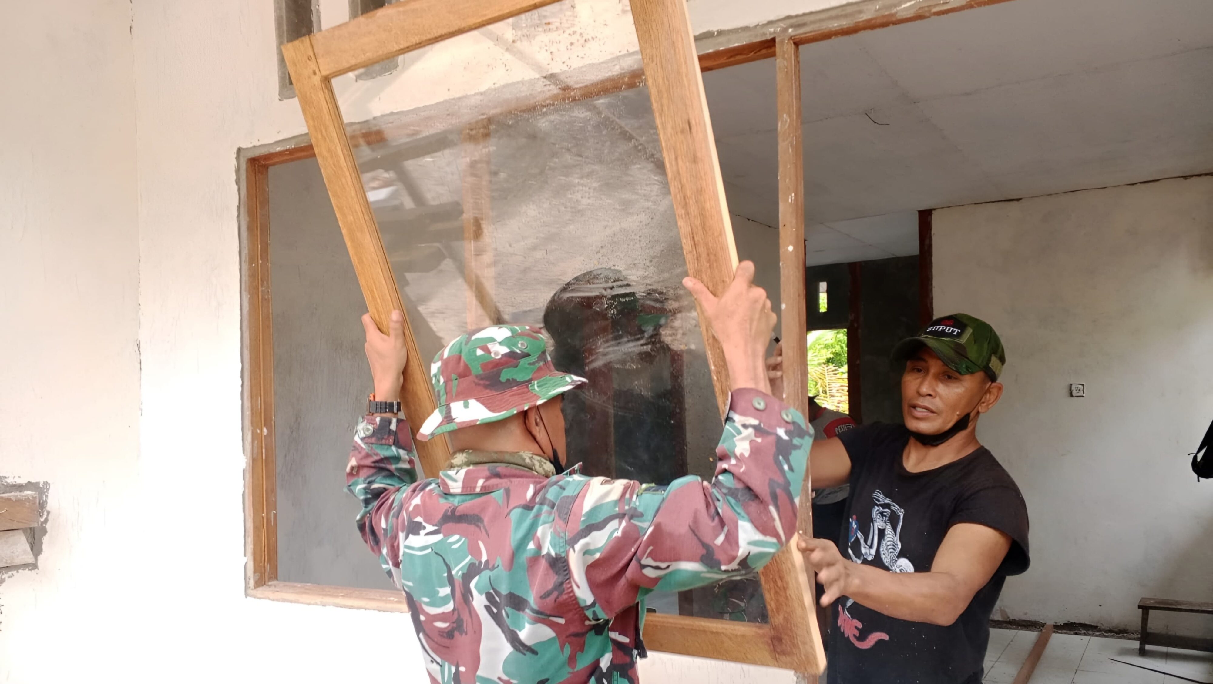 Satgas TMMD Kodim 1708/BN Genjot Pembangunan Rumah Warga Tahap Pemasangan Jendela