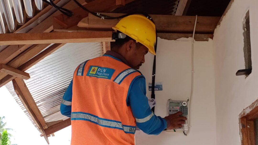 Hadirkan Hunian Nyaman, Satgas TMMD Ke-128 Lengkapi Rumah Warga dengan Listrik