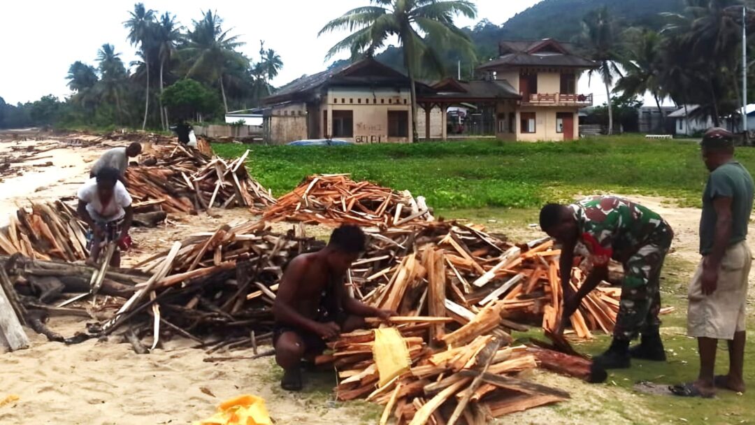 Wujud Nyata Kemanunggalan TNI dan Rakyat, Babinsa Warsa Bantu Warga Belah Kayu Bakar