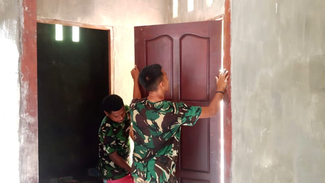 Pembangunan Rumah Warga di Sansundi Hapir Rampung, Satgas TMMD Mulai Pasang Pintu