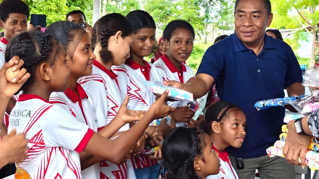 Kunjungi Pondok Baca Airmen, Dandim 1708/BN Bagikan Makanan Bergizi dan Beri Motivasi Anak-Anak
