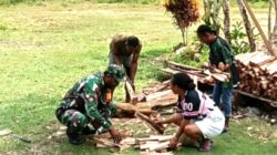 Babinsa Biak Barat Bantu Warga Siapkan Kayu Bakar di Kampung Napdori